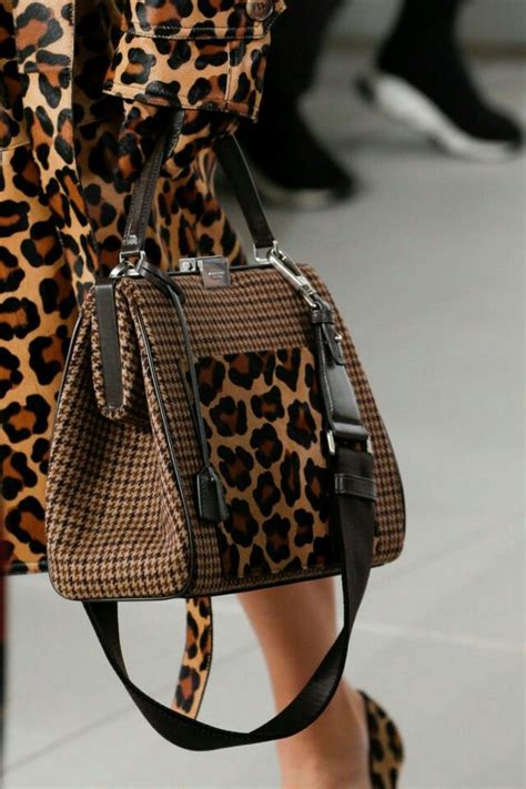 famosas usando bolsas michael kors